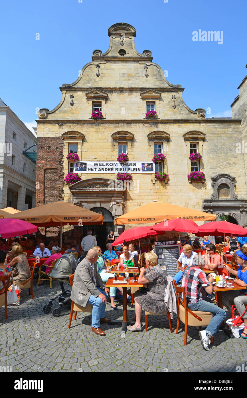 Maastricht Amadeus Cafe, ristorante bar, affollato di turisti che visitano la città per i concerti musicali di Andre Rieu, vedere il banner sul muro Limburgo Paesi Bassi Europa e UE Foto Stock