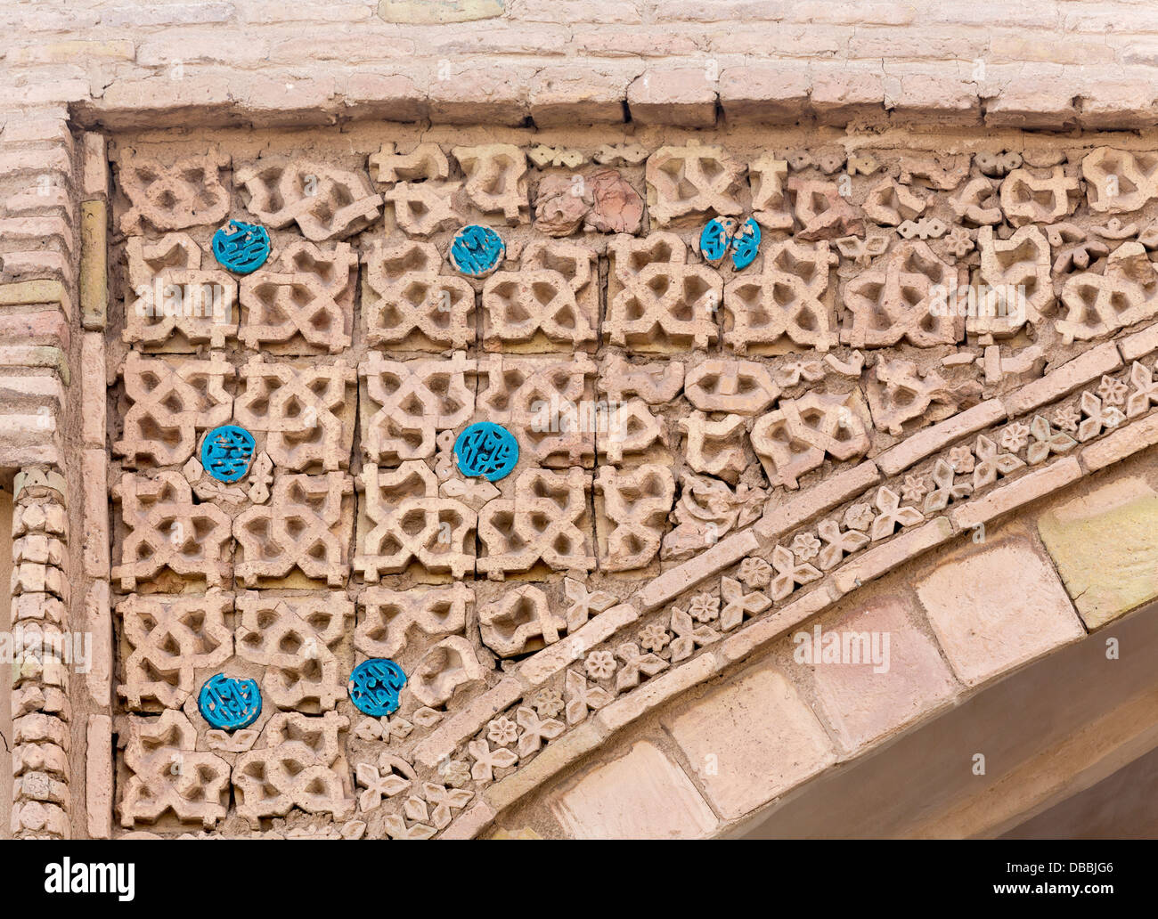 Dettaglio di epoca Seljuk piastrella e decorazione in terracotta, la Moschea del Venerdì, Sangan-io pa'in, Khorasan, Iran Foto Stock