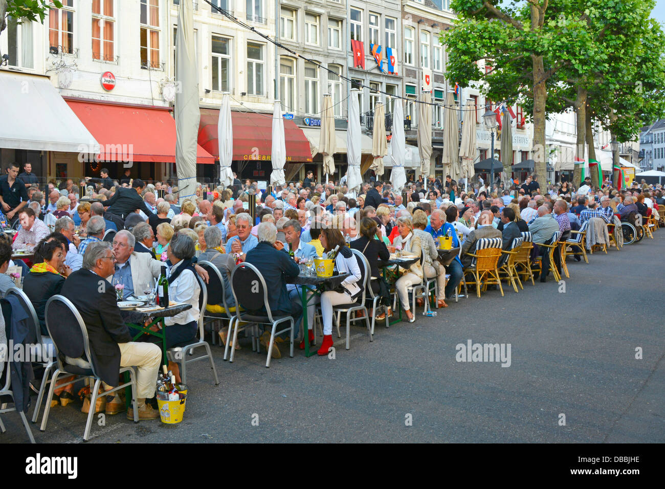 I possessori di biglietti per la città di Maastricht su un lato di Piazza Vrijthof sono seduti all'aperto in bar e tavoli dei ristoranti, in attesa dell'inizio del concerto musicale André Rieu EU Foto Stock