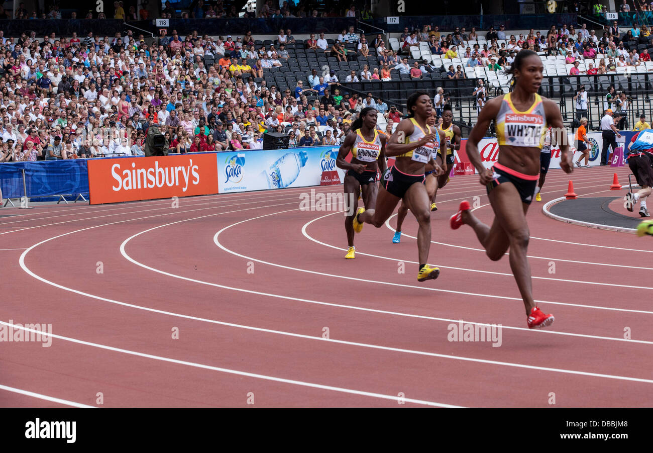 Londra, Regno Unito. 27 Luglio, 2013. Christine Ohuruogu in azione (centro, a destra) concorrenti in 400m womens gara su pista, Stadio Olimpico, Anniversario giochi atletica britannica a Londra. Foto: Credito: Rebecca Andrews/Alamy Live News Foto Stock