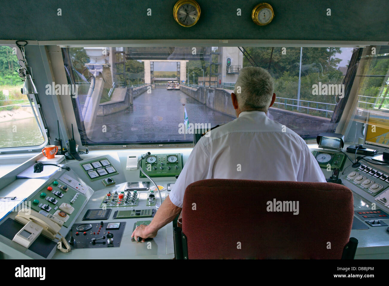 Il capitano a controlla la moderna barca turistica olandese Hi-Tech per i passeggeri presso il Neerharen Lock in un viaggio sul fiume da Maastricht attraverso il Belgio Foto Stock