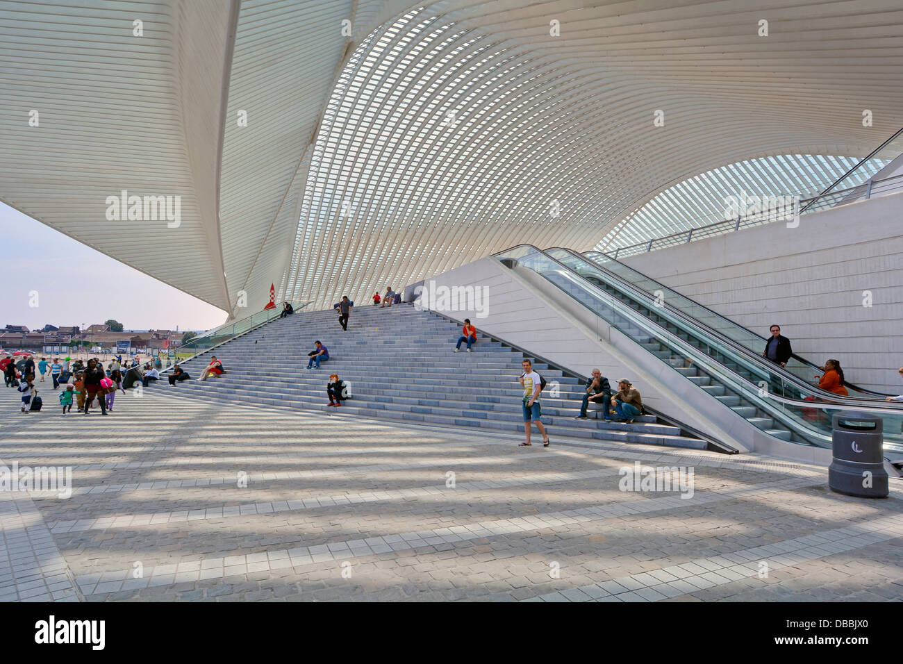 Avveniristico tetto di vetro di esteriore moderno edificio di architettura Liege stazione ferroviaria ingresso passi & escalator coperto dal soffitto di vetro belgio, UE Foto Stock