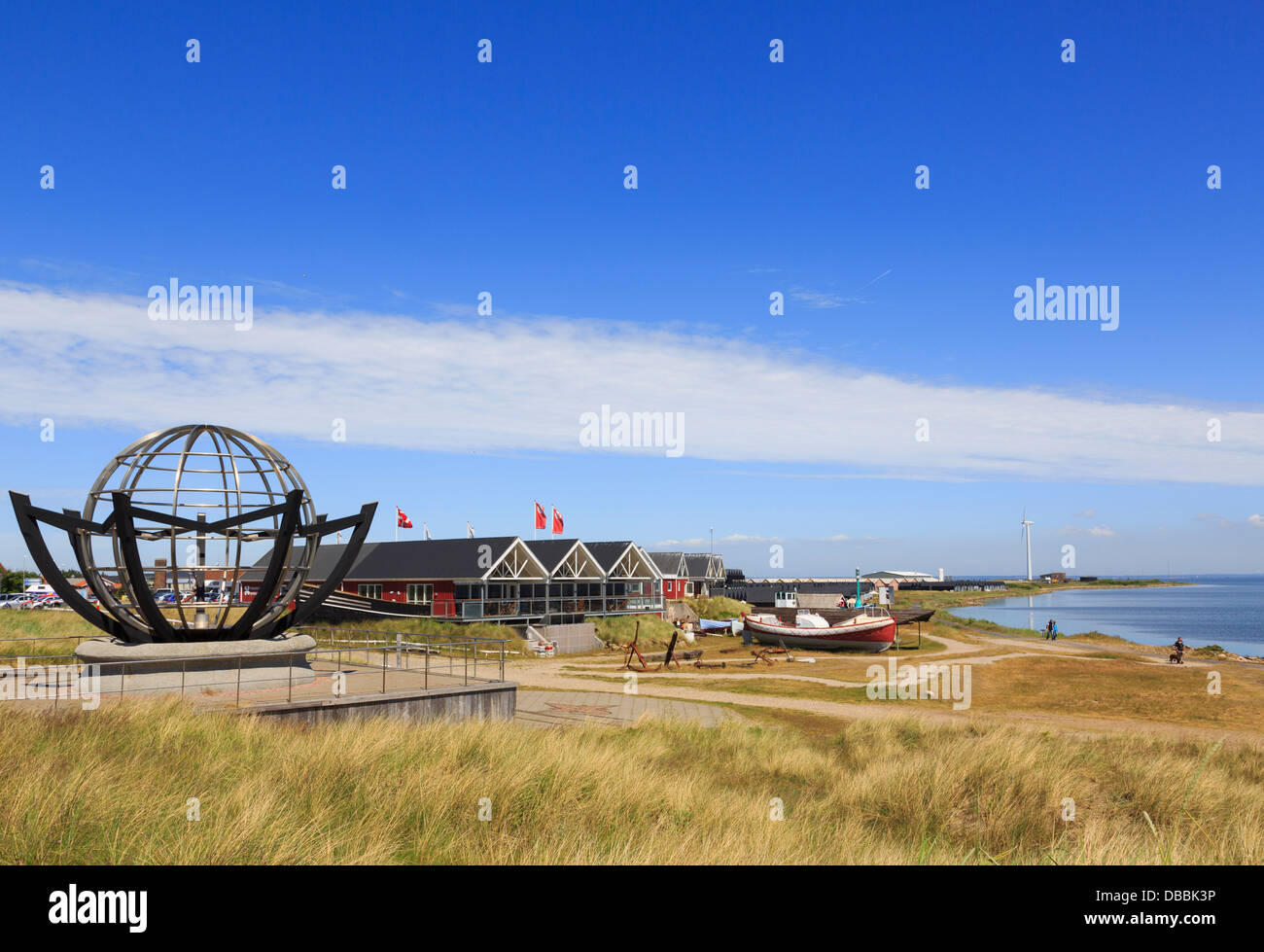 Monumento del globo da Fiskeriets Hus Museo su Ringkobing Fjord per annegati dei soccorritori. Hvide Sande, centrale dello Jutland, Danimarca Foto Stock