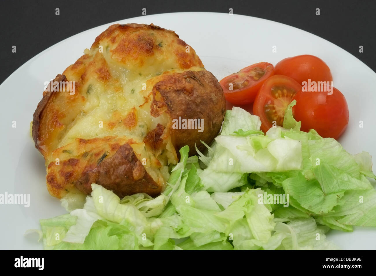 Giacca cotto riempito di patate e formaggio con insalata - studio shot Foto Stock