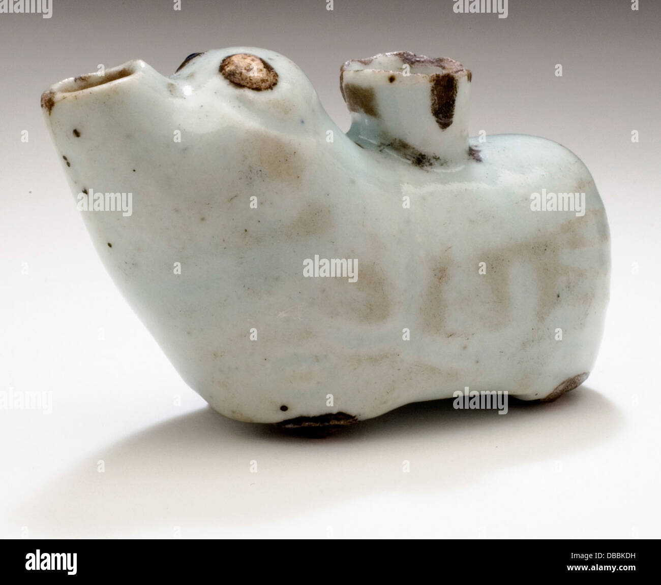 Questo contagocce d'acqua ha la forma di un animale, probabilmente proveniente dalla Cina, ed è stato usato per far cadere l'acqua durante la preparazione dell'inchiostro in calligrafia. L'oggetto è realizzato in ceramica, con attenzione ai dettagli nella forma dell'animale, a dimostrazione dell'intersezione tra funzionalità e arte nella cultura cinese. Foto Stock