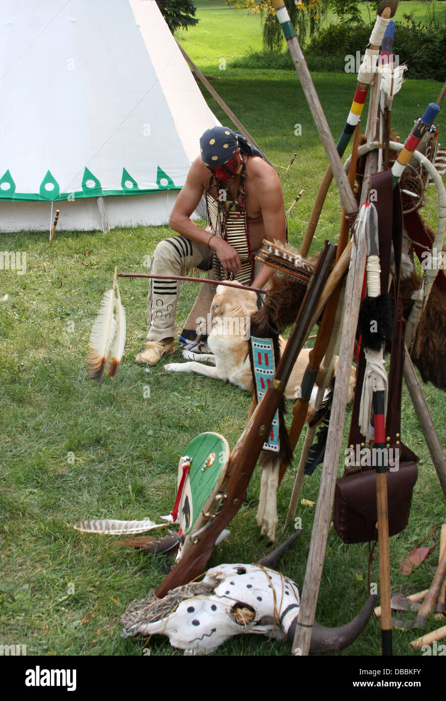 Native American Indian uomo petting il suo cane Foto Stock