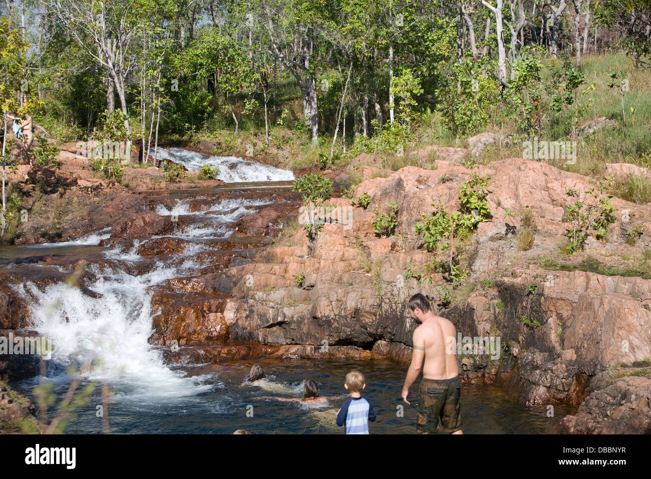 Le persone che giocano in buley rock fori nel parco nazionale di Litchfield,northern territory, australia Foto Stock