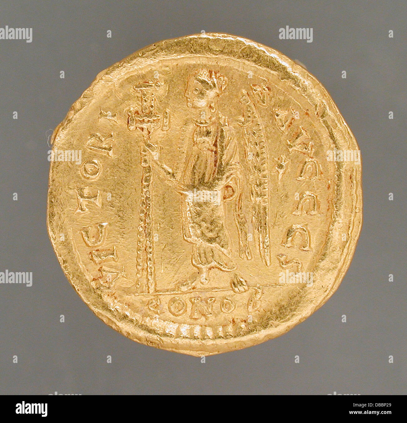 Il solidus di Zenone, un imperatore romano d'Oriente, presenta il suo ritratto e le iscrizioni imperiali. Coniata in oro, questa moneta riflette il potere e la ricchezza dell'Impero bizantino durante il regno di Zenone. Il solidus era ampiamente diffuso, simboleggiando l'autorità imperiale e servendo come mezzo di scambio nell'economia romana. Foto Stock