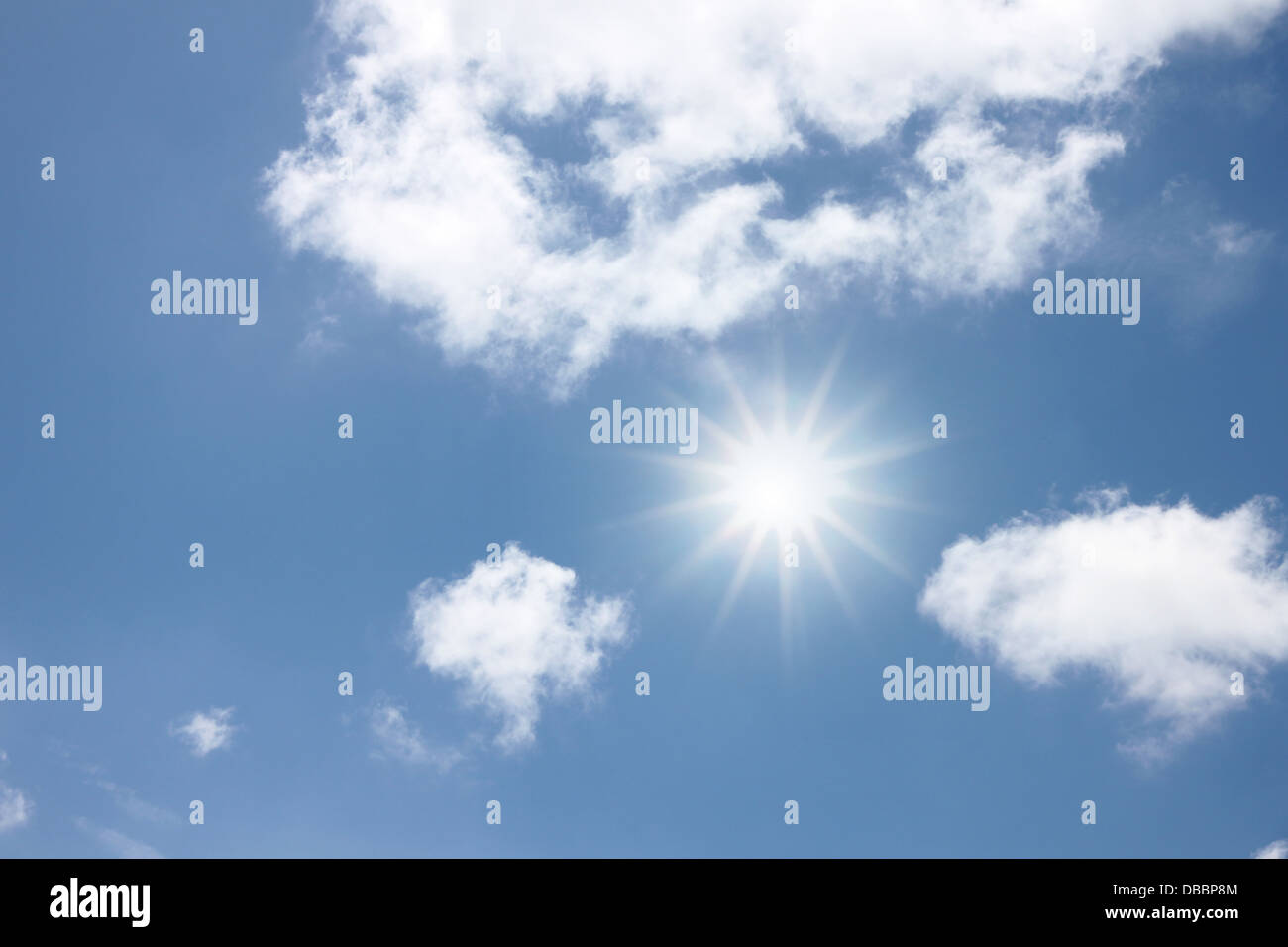 La luce del sole sulla radiale il cielo blu e il Cloud il lato. Foto Stock