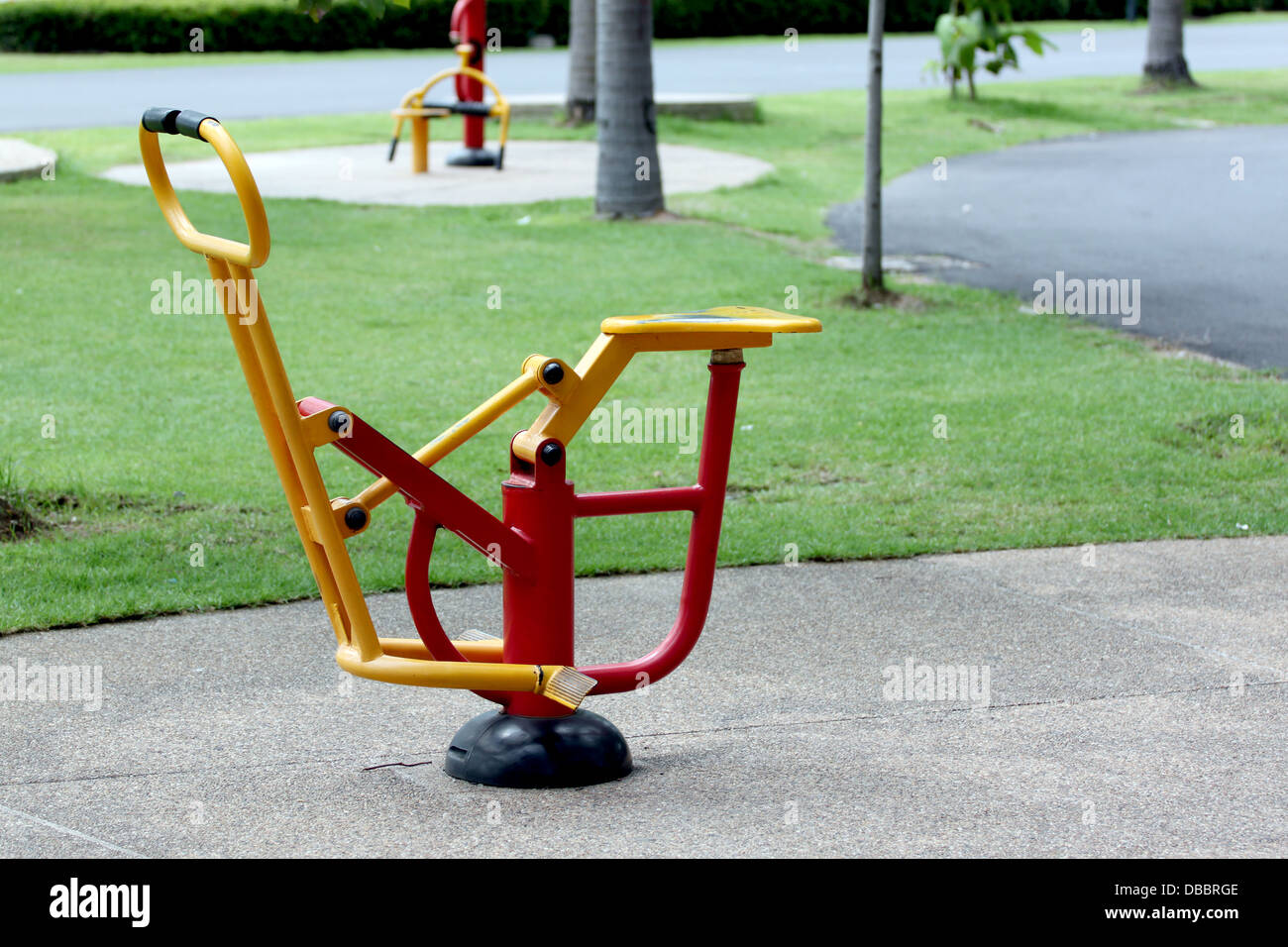 Rosso e giallo attrezzatura ginnica nel parco. Foto Stock