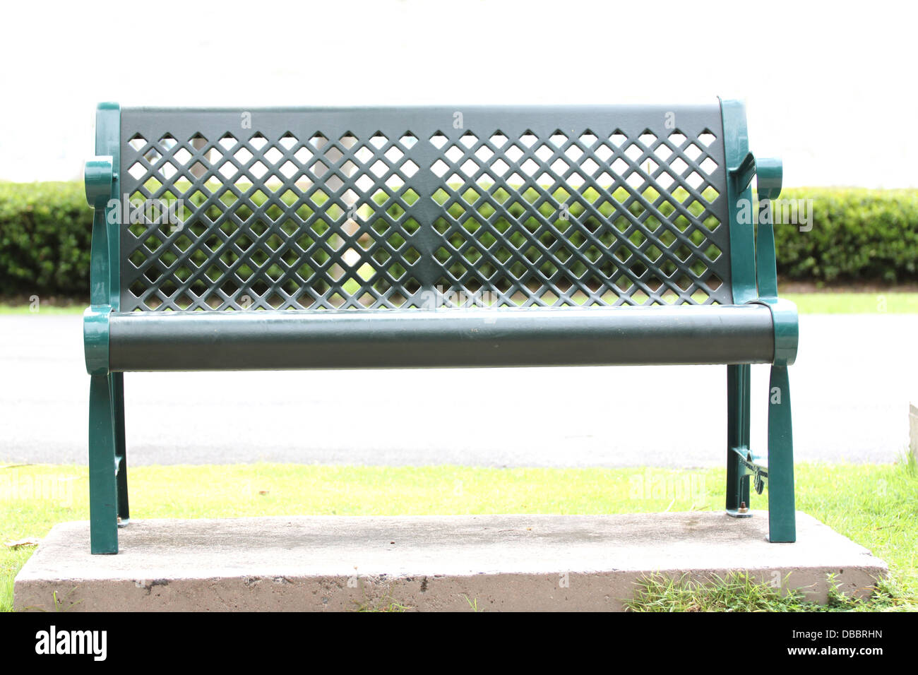 La sedia verde in giardino. Foto Stock