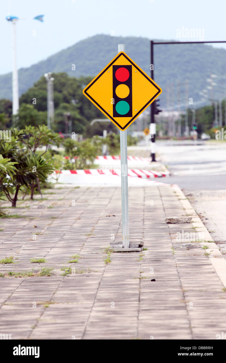 Segni semaforo l'intersezione sulla strada. Foto Stock
