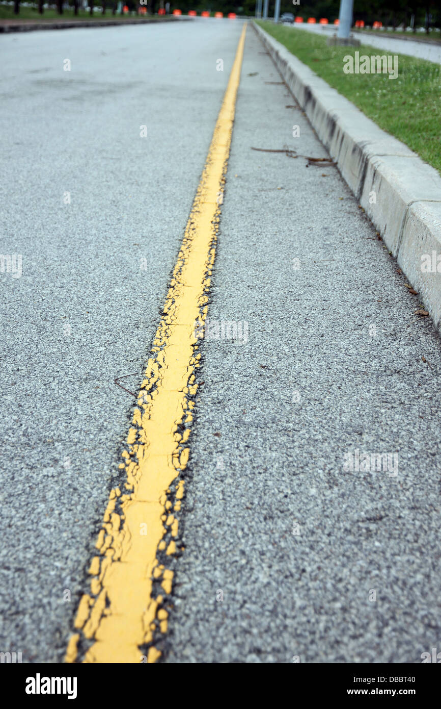 Che sono guasti linea gialla indica come il termine della strada. Foto Stock