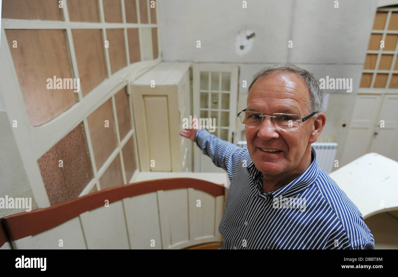 Nipote di l'ultimo capo medico Erwin Bockhorn-von der Bank si erge sulla scalinata della residenza il Doctor's House della corrente senior home in Trzebiechow, Polonia, 10 luglio 2013. L'interno fu progettato da Henry van de Velde oltre cento anni fa. E ancora oggi attrae molti visitatori. Foto: BERND SETTNIK Foto Stock