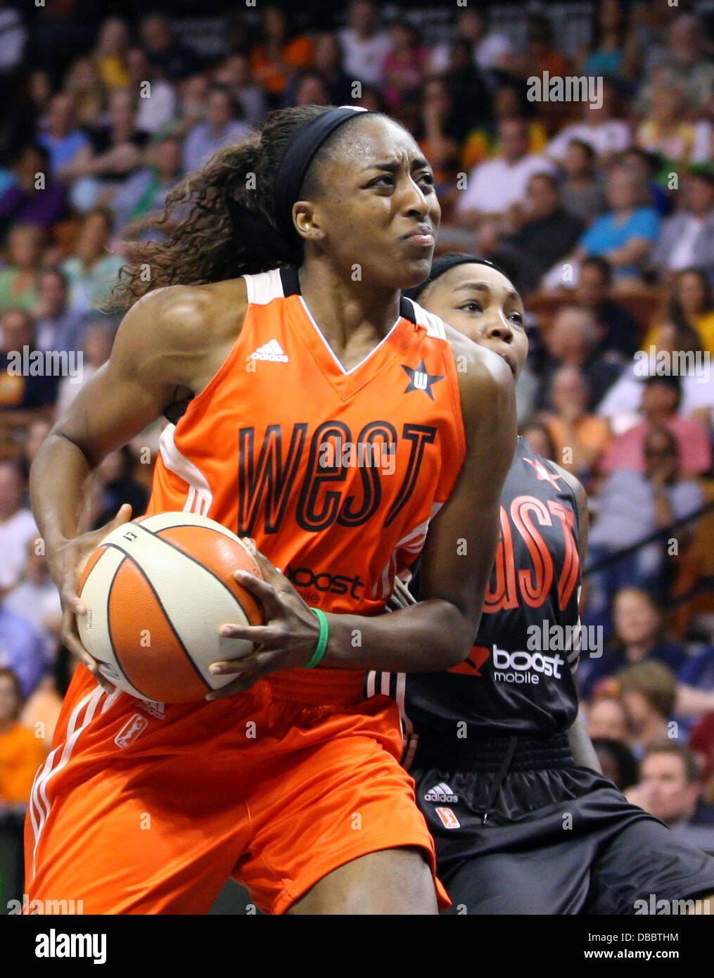 Uncasville, Connecticut, Stati Uniti d'America. 27 Luglio, 2013. Western Conference avanti Nneka Ogwumike (30) del Los Angeles Sparks fa un lay up durante il 2013 WNBA All-Star Game al Mohegan Sun Arena. La Western Conference sconfitto est 102-98. Anthony Nesmith/CSM/Alamy Live News Foto Stock