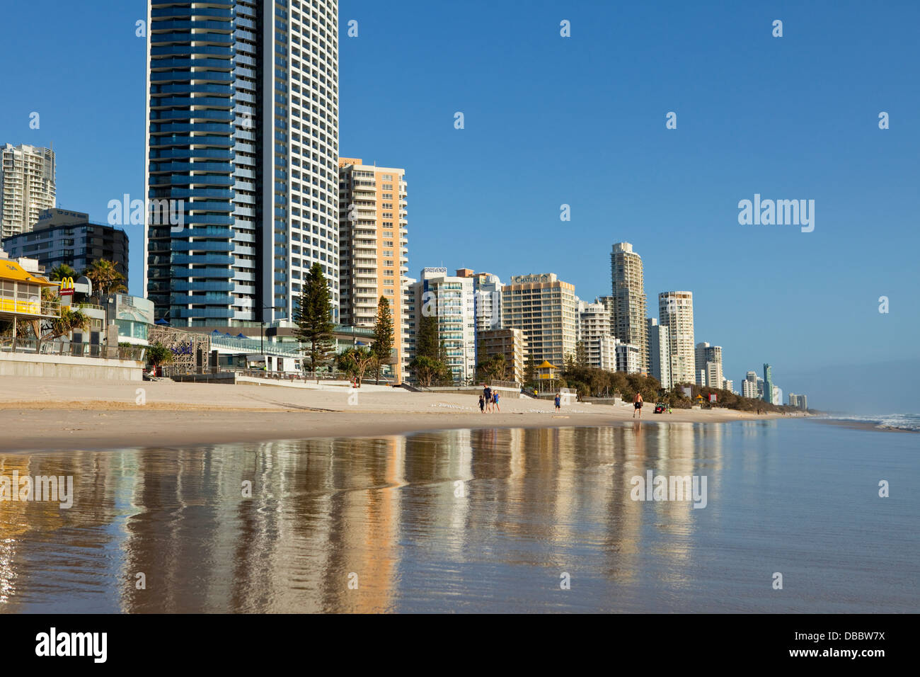 Spiaggia e dello skyline della città a Surfers Paradise. La Gold Coast, Queensland, Australia Foto Stock