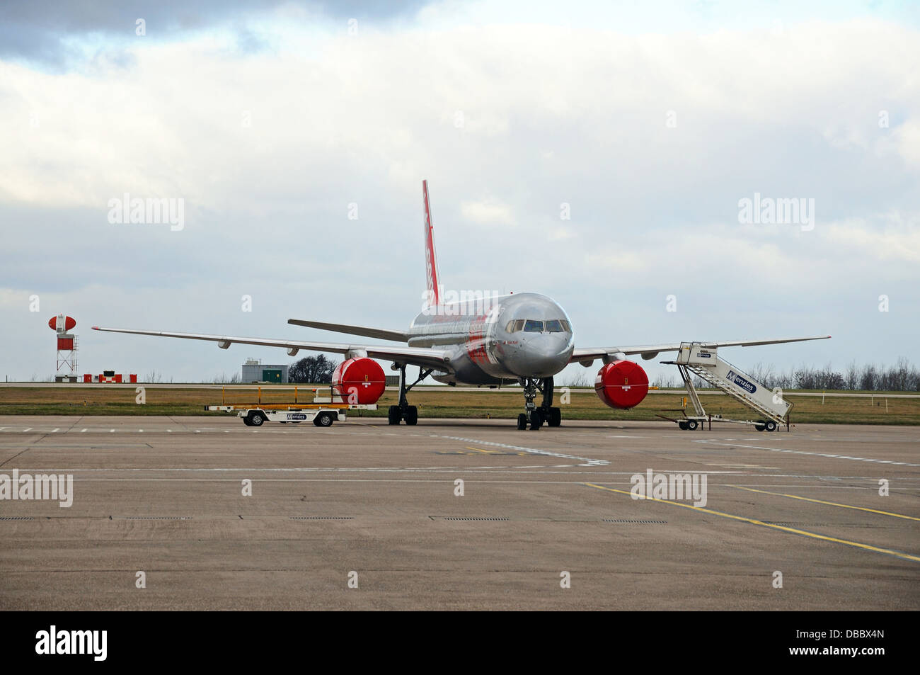Getto 2 Boeing 757-200 serie parcheggiato sul piazzale aeroporto, dall'aeroporto di East Midlands, Leicestershire, Inghilterra, Regno Unito, Europa occidentale. Foto Stock