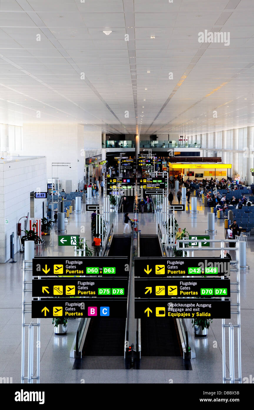 Vista in elevazione all'interno dell'area lato volo hall partenze mostra negozi duty free, Terminale tre, dall'aeroporto di Malaga, Malaga, Spagna. Foto Stock