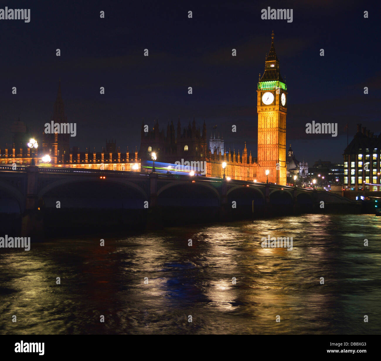 Guardando al di là del fiume Tamigi di Big Ben e House of Commons di notte Foto Stock