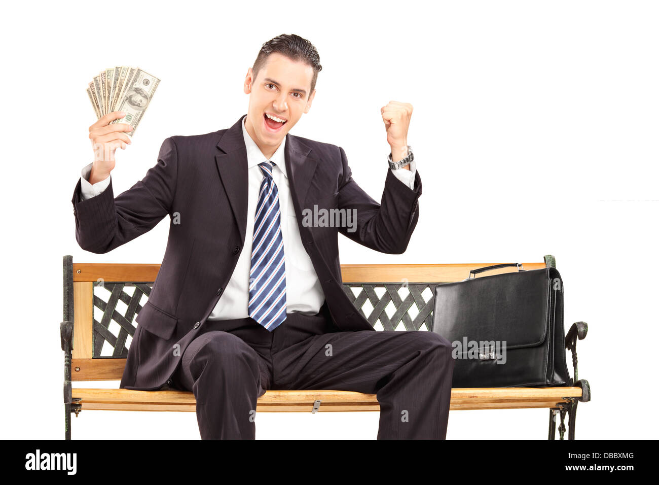 Happy businessman in abito nero seduto su una panca in legno e azienda dollari USA Foto Stock