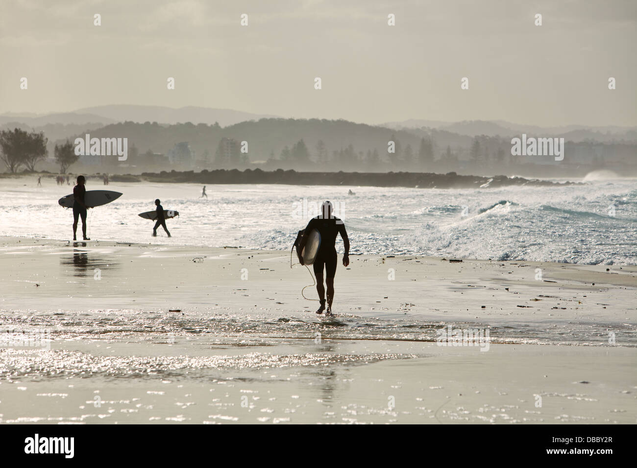 Surfers su Greenmount Beach. Coolangatta, Gold Coast, Queensland, Australia Foto Stock