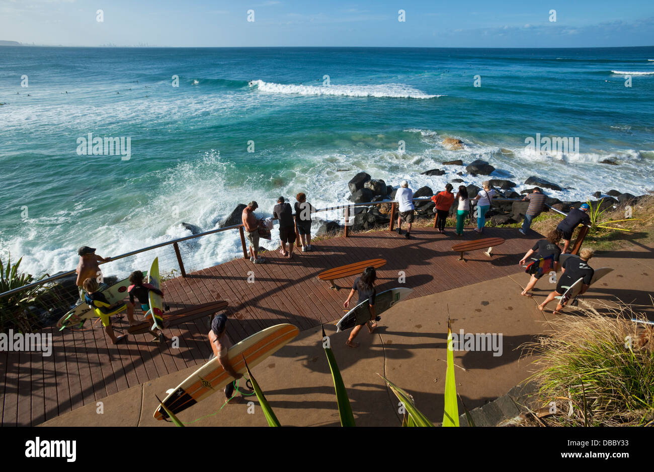 Gli spettatori a guardare i surfisti a Greenmount Beach. Coolangatta, Gold Coast, Queensland, Australia Foto Stock