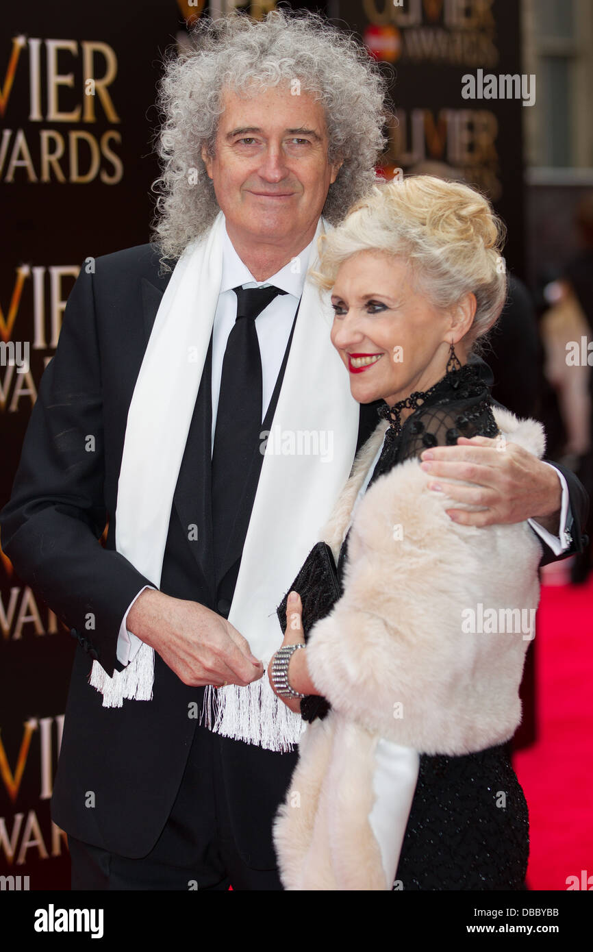 Brian May e Anita Dobson assiste Olivier Awards 2013 a Londra il 28 aprile 2013 presso la Royal Opera House. Foto Stock