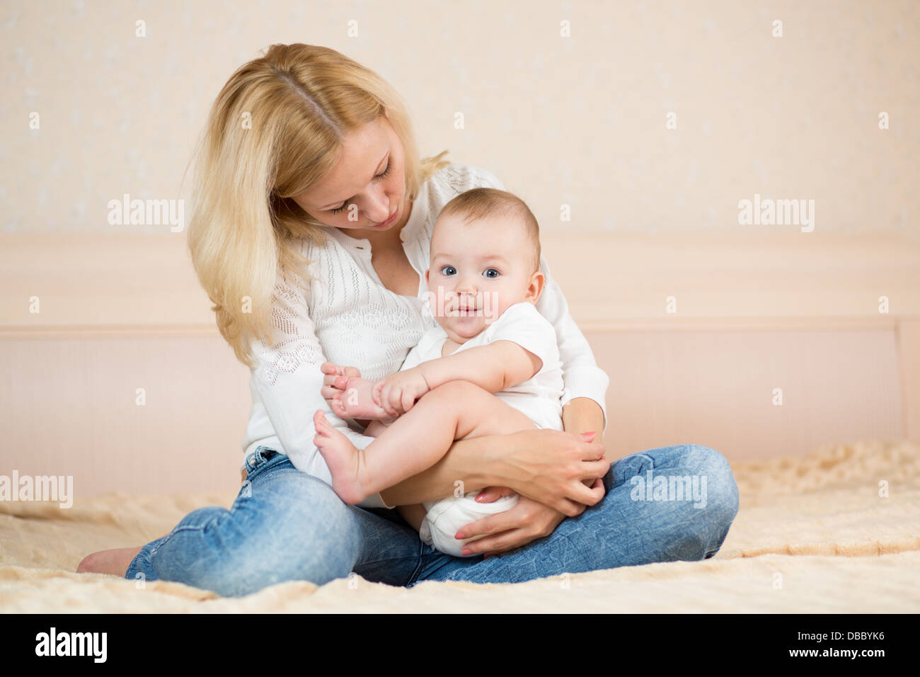 Madre abbracciando baby boy in ambienti interni Foto Stock