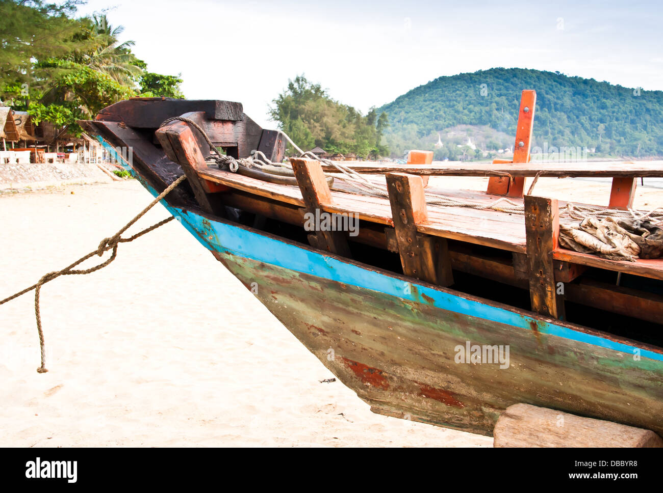 Barche da pesca ormeggiate presso la spiaggia in attesa di essere riparato. Foto Stock