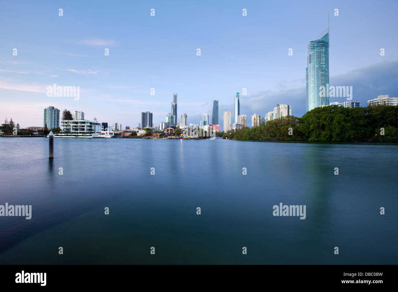 Twilight vista sul Fiume Nerang per lo skyline della citta'. Surfers Paradise, Gold Coast, Queensland, Australia Foto Stock