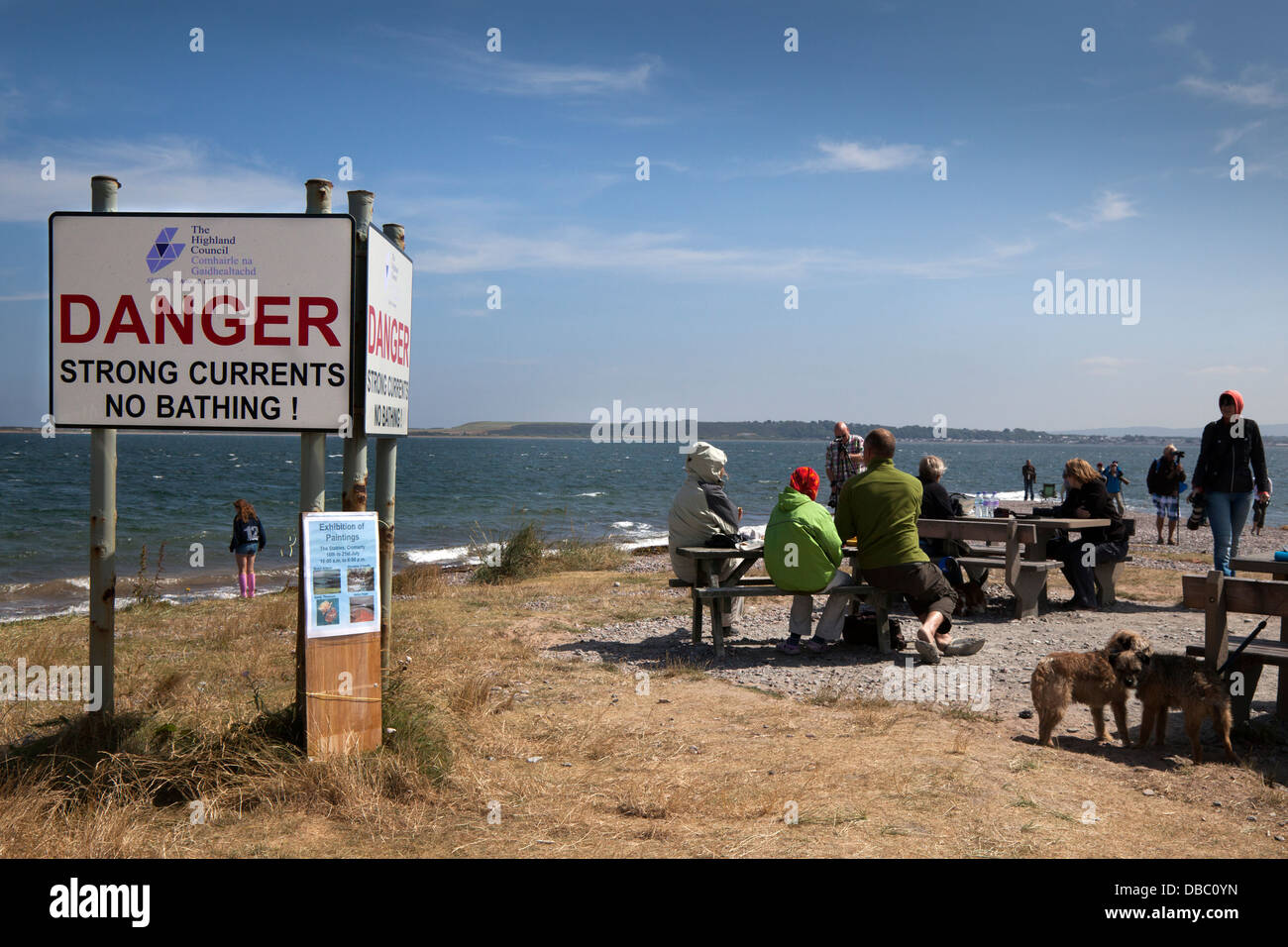 Dolphin watchers che guarda al mare a Chanonry Point, i turisti a guardare il Moray Firth, delfini, Cromarty, Black Isle, Scotland, Regno Unito Foto Stock