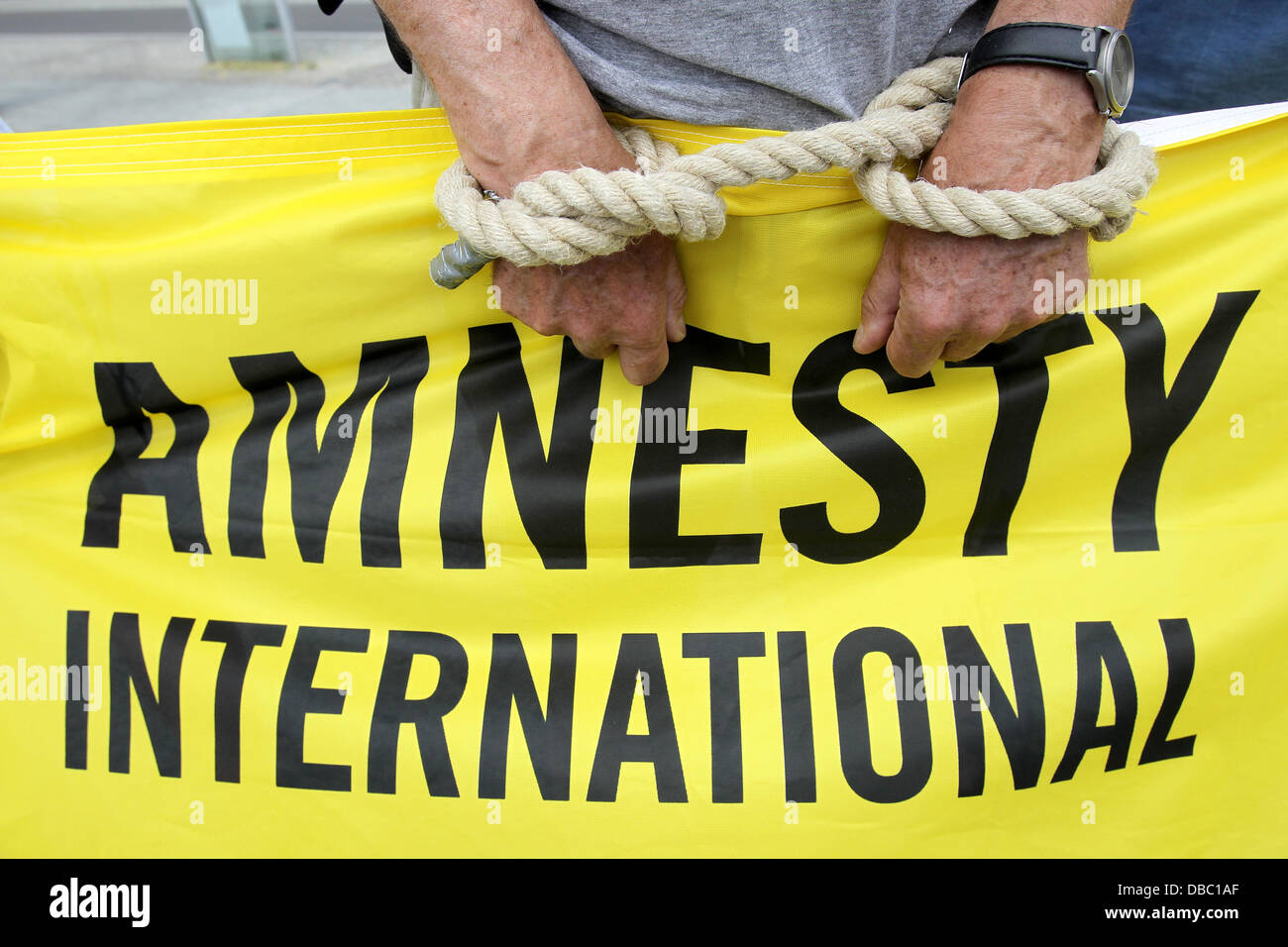 Gli attivisti di Amnesty International protesta per sollevare la consapevolezza per la situazione nel Mali e l'elezione federale entro il paese a Potsdamer Platz a Berlino, Germania, 28 luglio 2013. Amnesty International intende aumentare la consapevolezza per la preoccupante situazione del paese in materia di diritti umani, in particolare la crescente quantità di esecuzioni capitali nel paese africano e Dell'ovest. Foto: WOLFGANG KUMM Foto Stock