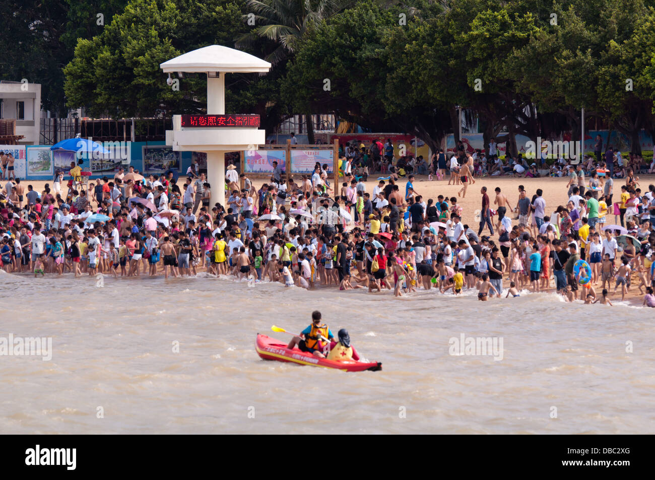 La folla di persone a caldo estivo nuoto presso la spiaggia di Zhuhai, Cina Foto Stock