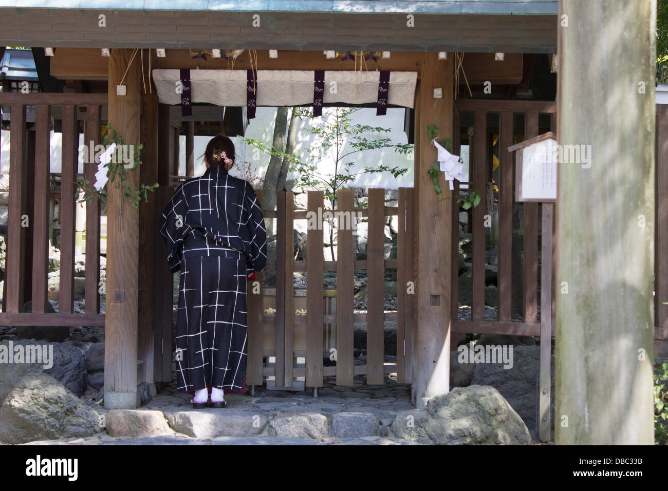 Donna giapponese in preghiera presso il santuario Yasaka vicino al Parco di Maruyama, Kyoto Foto Stock