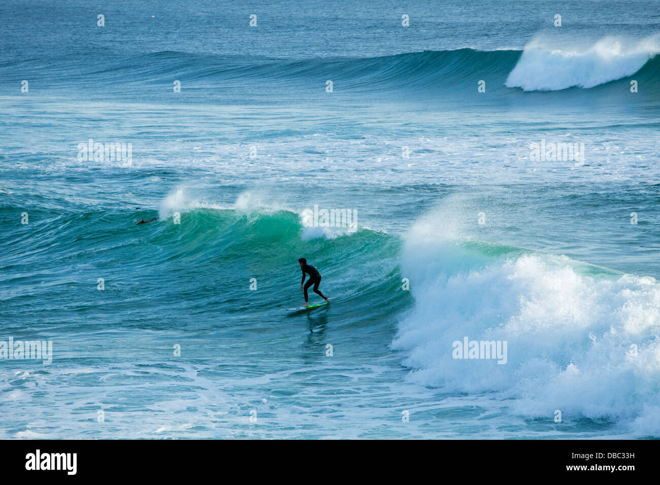 Surfer a cavallo di un onda. Burleigh capi, Gold Coast, Queensland, Australia Foto Stock