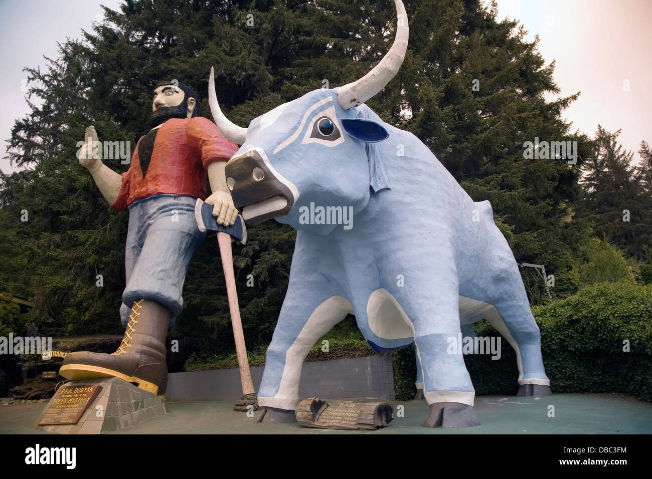 Paul Bunyan e Babe statua, alberi di mistero attrazione, Klamath, CA, Stati Uniti d'America Foto Stock