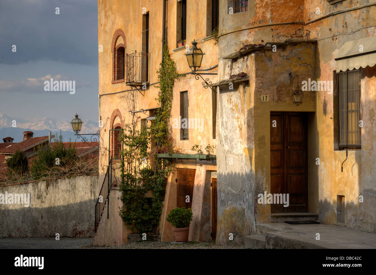 La città di Saluzzo - Italia in HDR Foto Stock