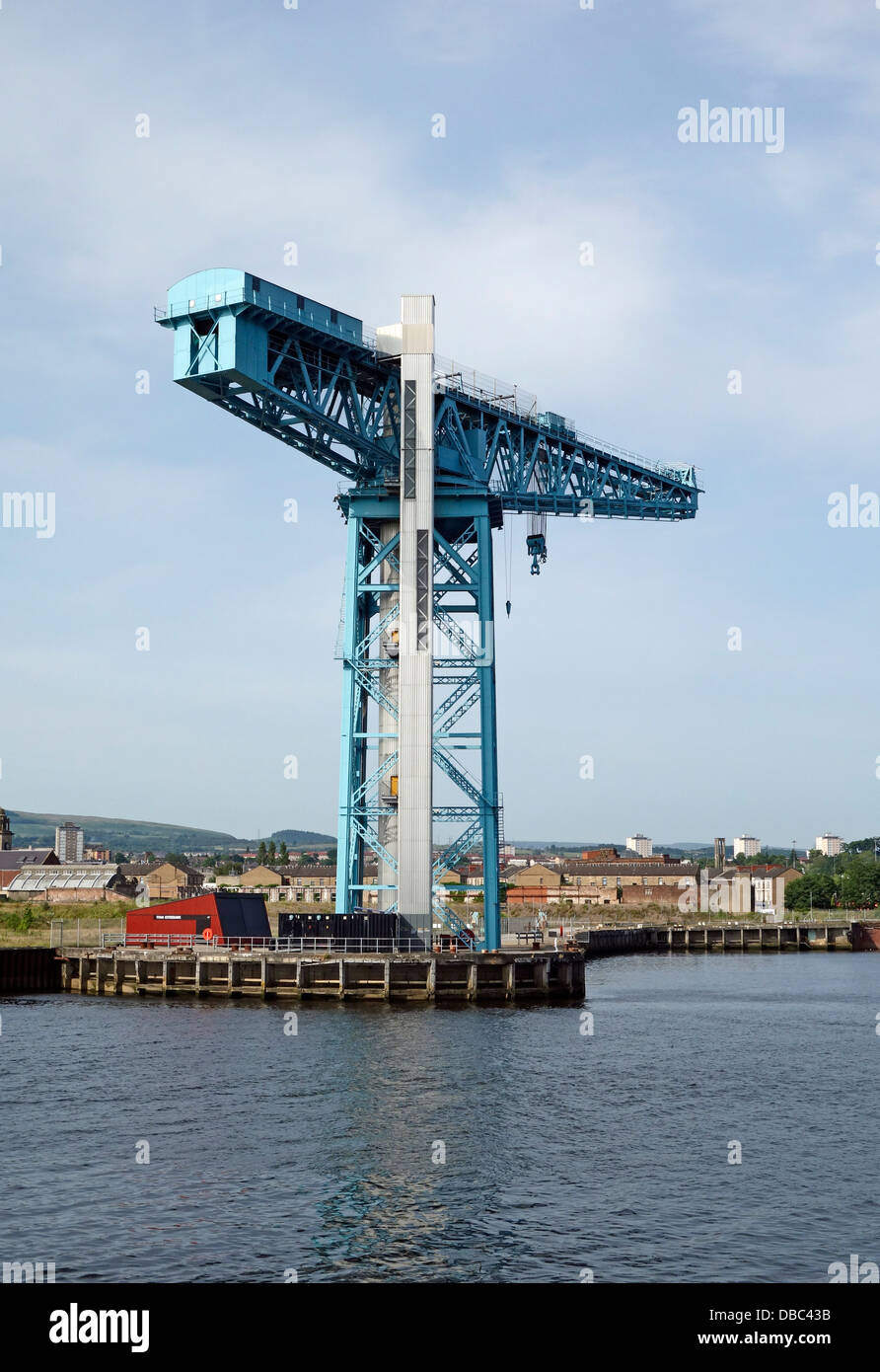 La Titan Crane in Clydebank Scozia sul sito del vecchio John Brown cantiere come si vede dal Fiume Clyde Foto Stock