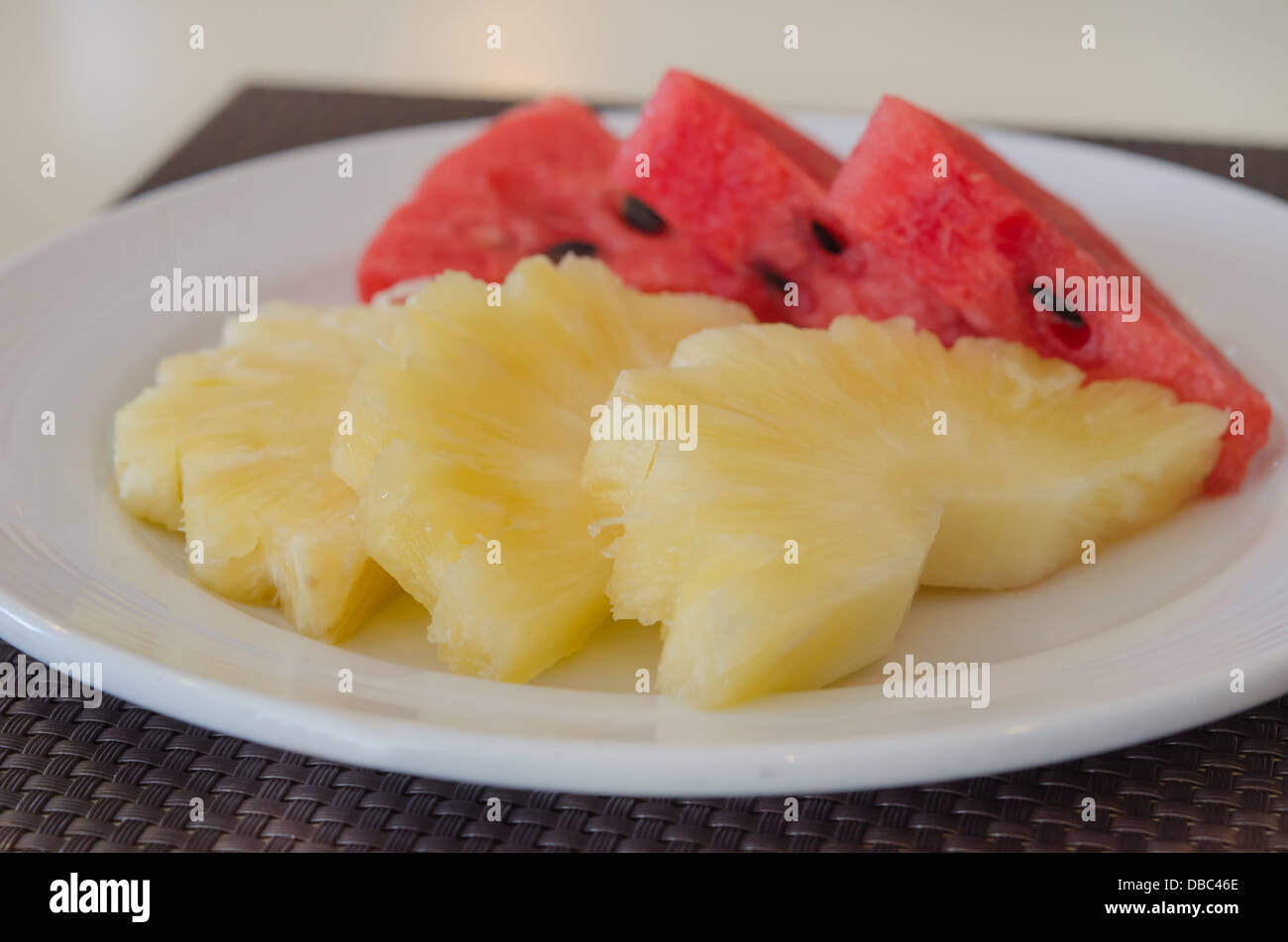 Frutti per il mangiare sano , ananas e anguria sul piatto bianco Foto Stock