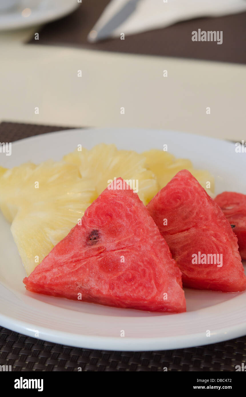Close up anguria e ananas sul piatto bianco , frutta per mangiare sano Foto Stock