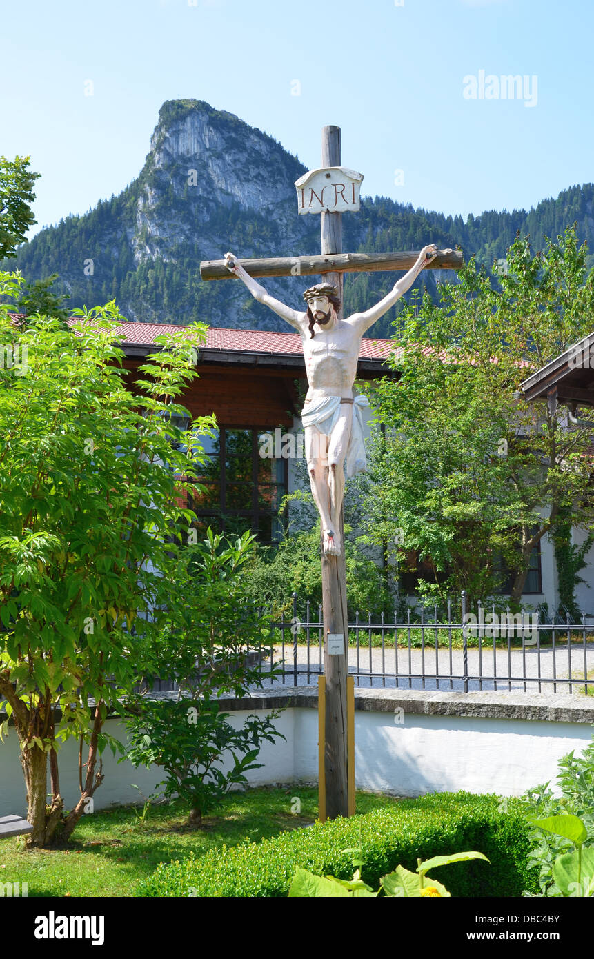 Una croce lungo il tragitto in Oberammergau con una vista tot egli Ettaler Mandl, che è un must per ogni serio escursionista visitando le Alpi bavaresi. Foto Stock