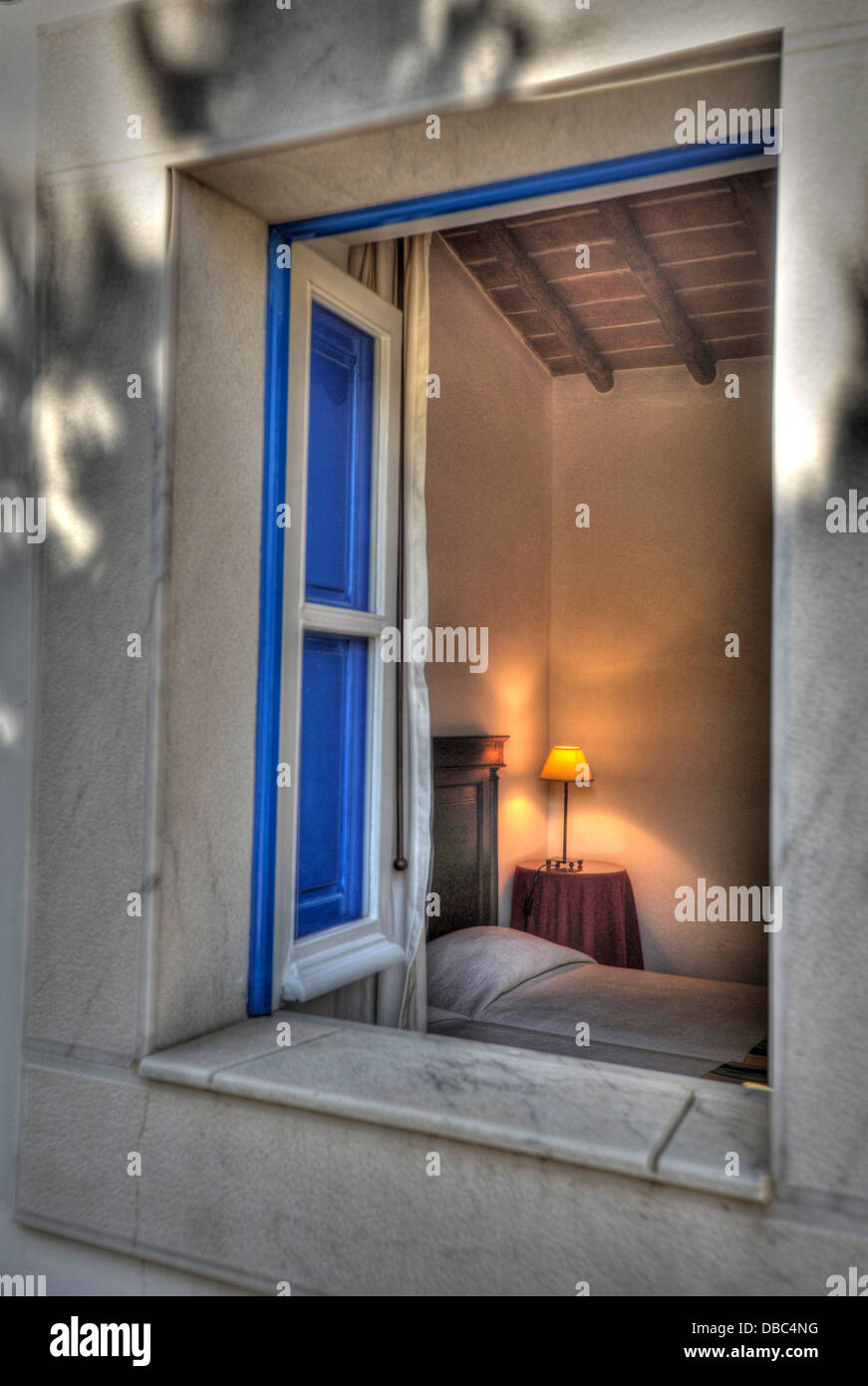 Camera da letto in un cottage portoghese, visibile attraverso una finestra aperta Foto Stock