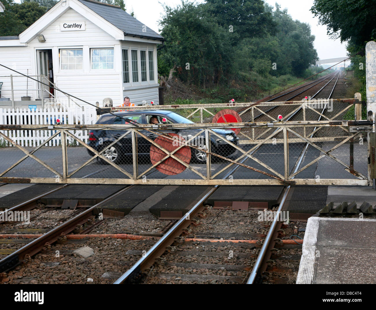 Azionato manualmente il passaggio a livello ferroviario a Cantley, Norfolk, Inghilterra Foto Stock