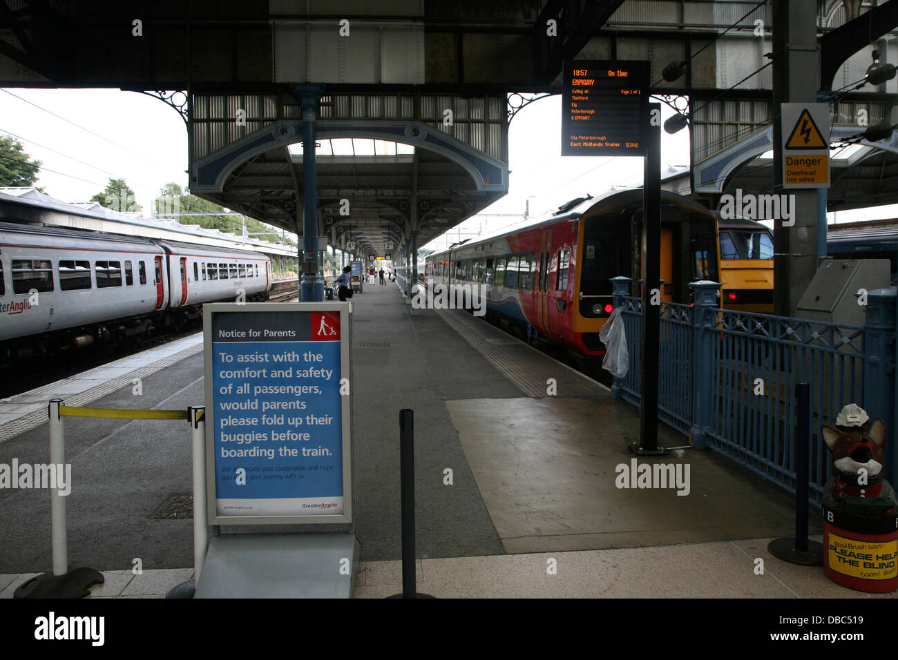 Piattaforme Ferroviarie Stazione ferroviaria Norwich Norfolk Inghilterra Foto Stock