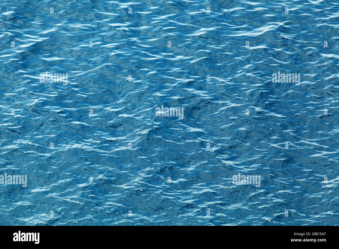 Mare blu acqua con ripple. Naturale texture di sfondo Foto Stock