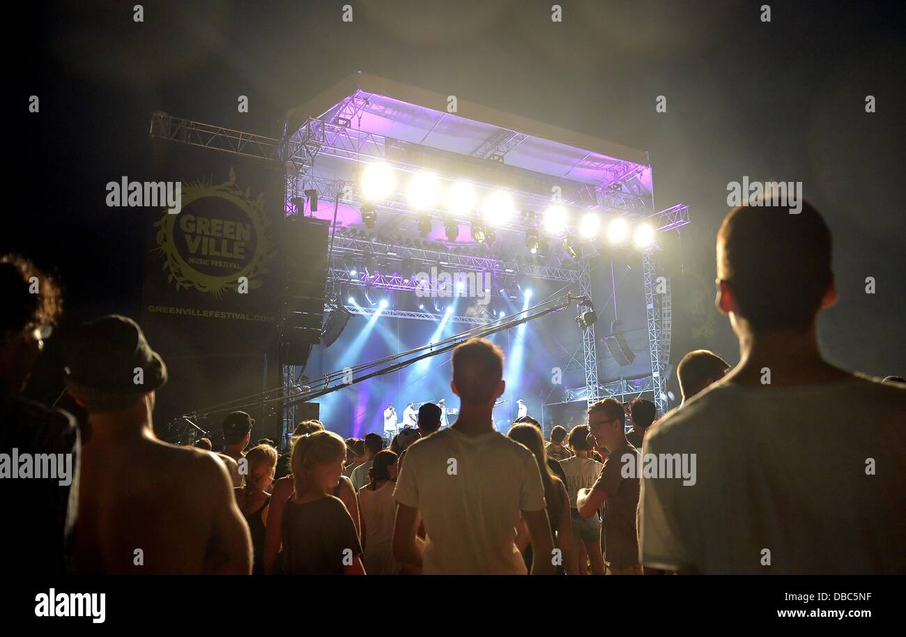 Paaren im Glien, Germania. 27 Luglio, 2013. La audiance cheers durante una performance di noi hip hop gruppo Wu-Tang Clan a Greenville Festival in Paaren im Glien, Germania, 27 luglio 2013. Il festival di musica è in primo piano tra il 26 e il 28 luglio 2013 vicino a Berlino. Foto: Britta Pedersen/dpa/Alamy Live News Foto Stock