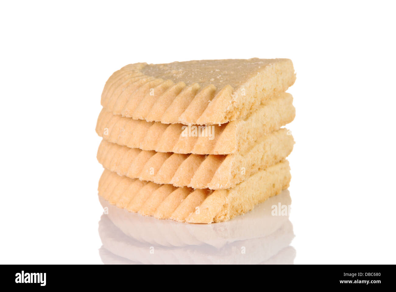 Stack di quattro pezzi di pasta frolla su sfondo bianco Foto Stock