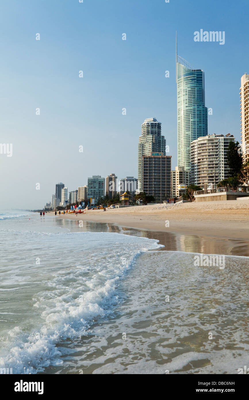 Alba vista della spiaggia e lo skyline di Surfers Paradise. La Gold Coast, Queensland, Australia Foto Stock