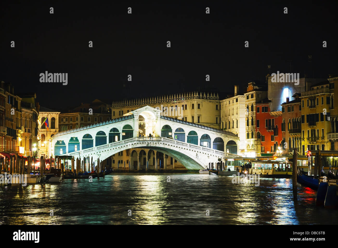 Il Ponte di Rialto (Ponte di Rialto) a Venezia di notte Foto Stock