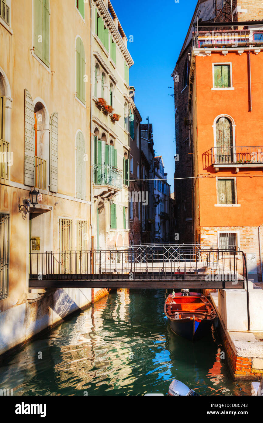 Stretto canale di Venezia in una giornata di sole Foto Stock
